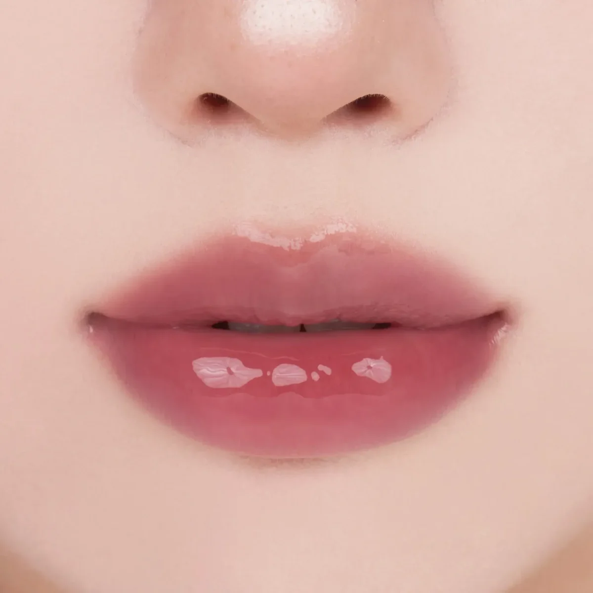 romand-the-juicy-lasting-tint-04-fig-fig-nasyshcheno-yahidnyy romand-tint-glyantsevyy-finish-yahidnyy-swatch