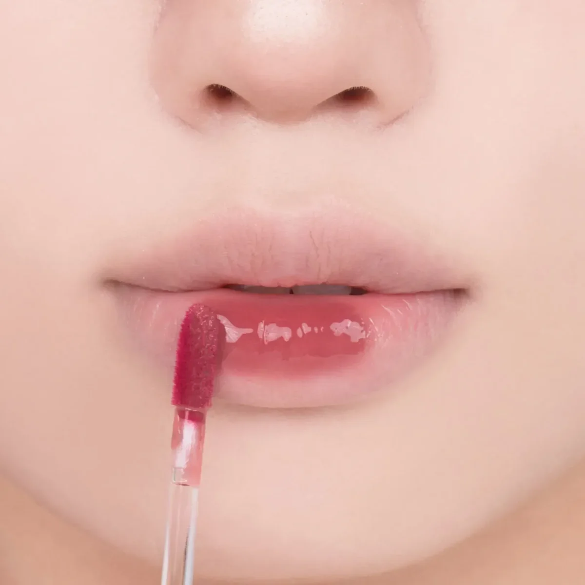 romand-the-juicy-lasting-tint-04-fig-fig-nasyshcheno-yahidnyy romand-tint-glyantsevyy-finish-yahidnyy-swatch-01